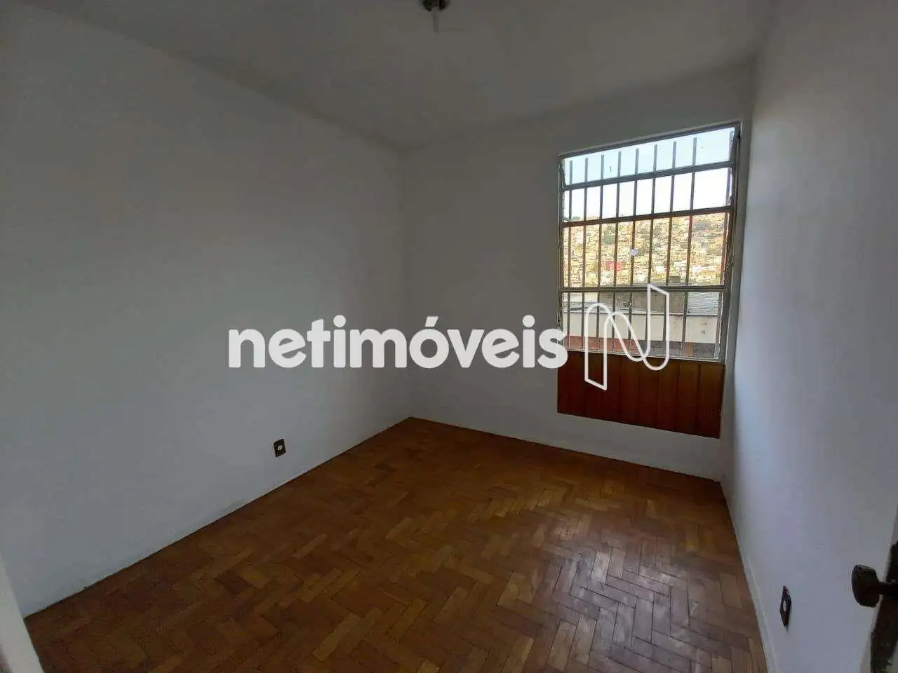 Quarto 03 com armário