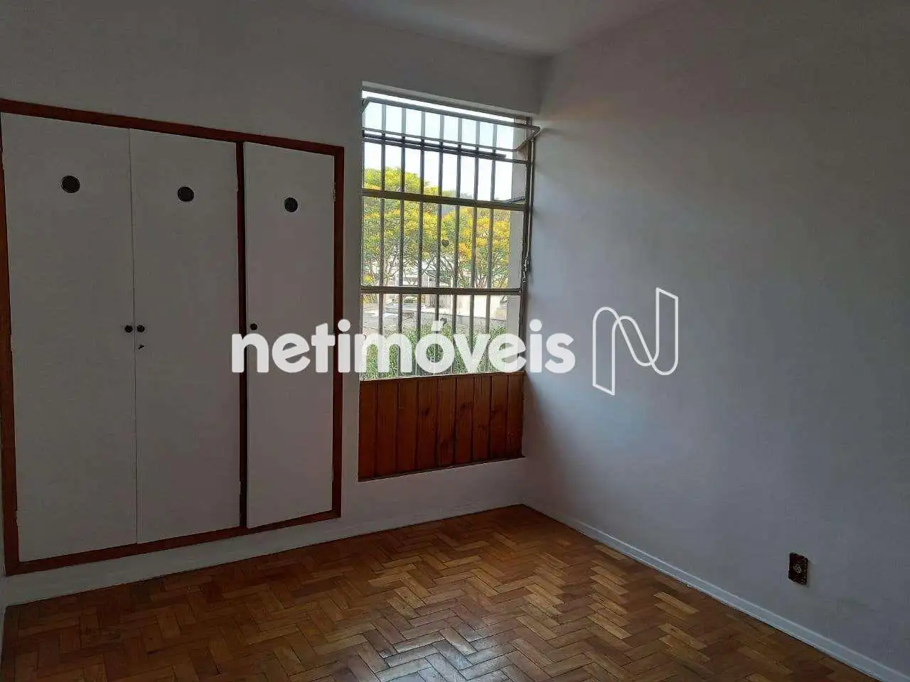 Quarto 01 com armário