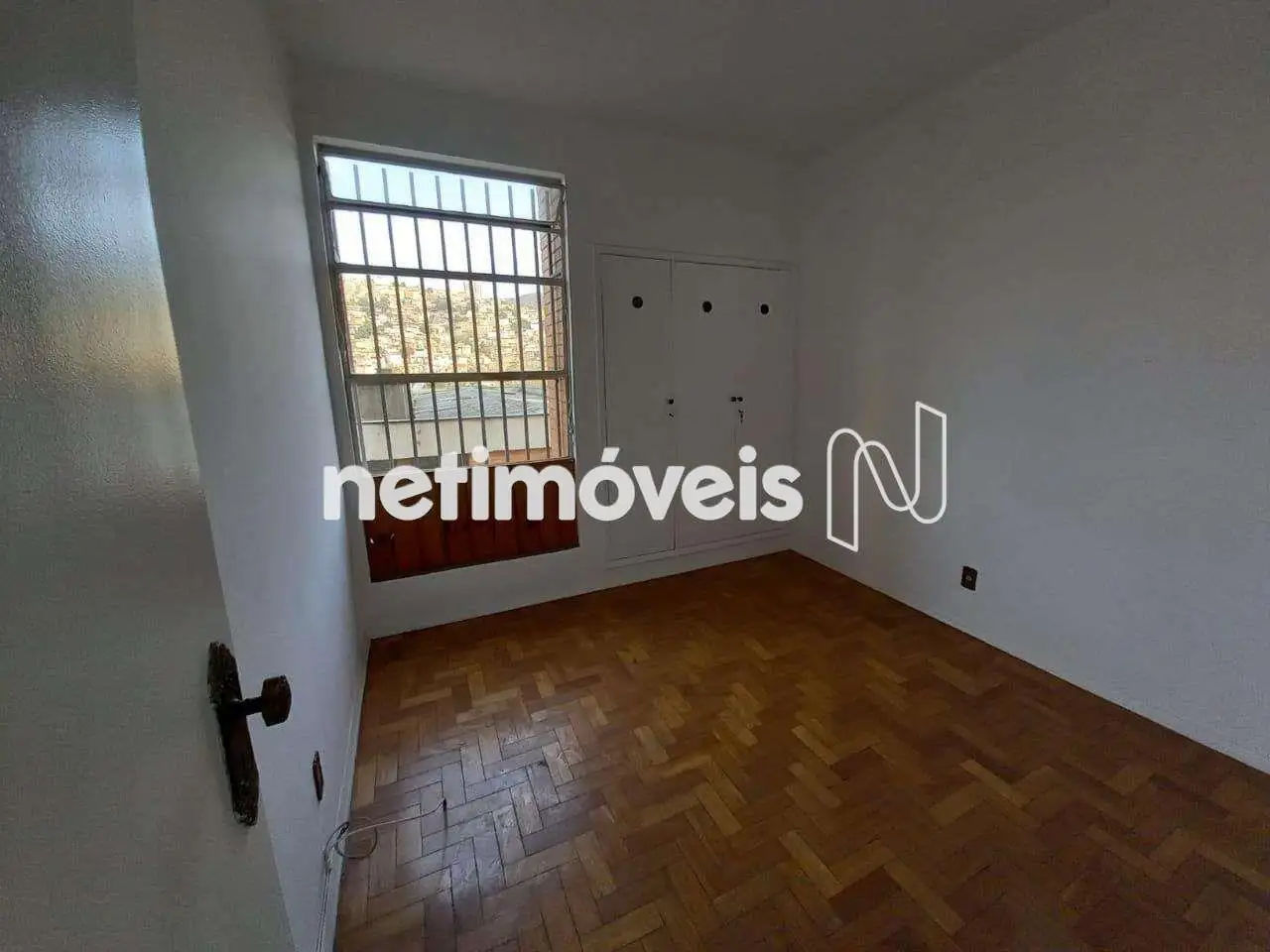 Quarto 02 com armário