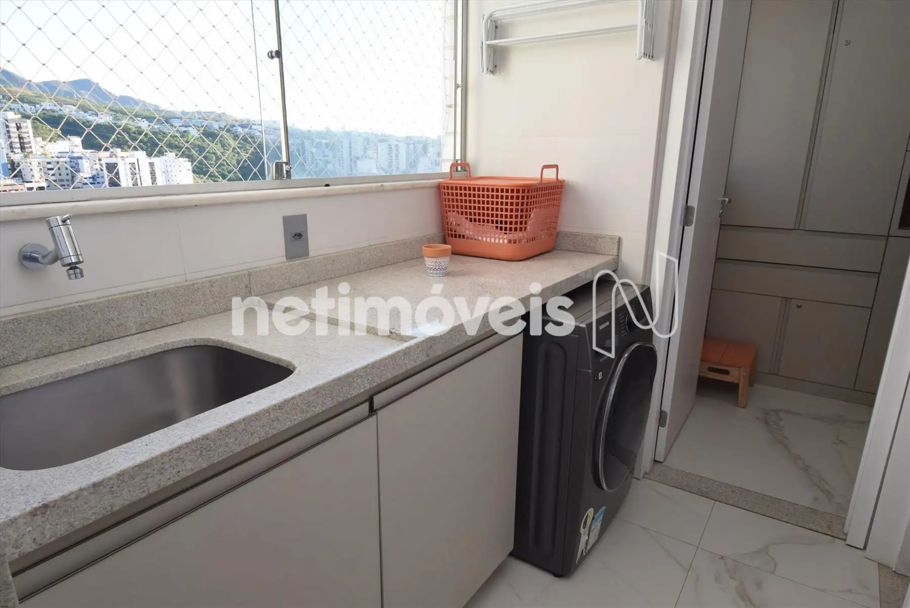 Área de serviço com armário