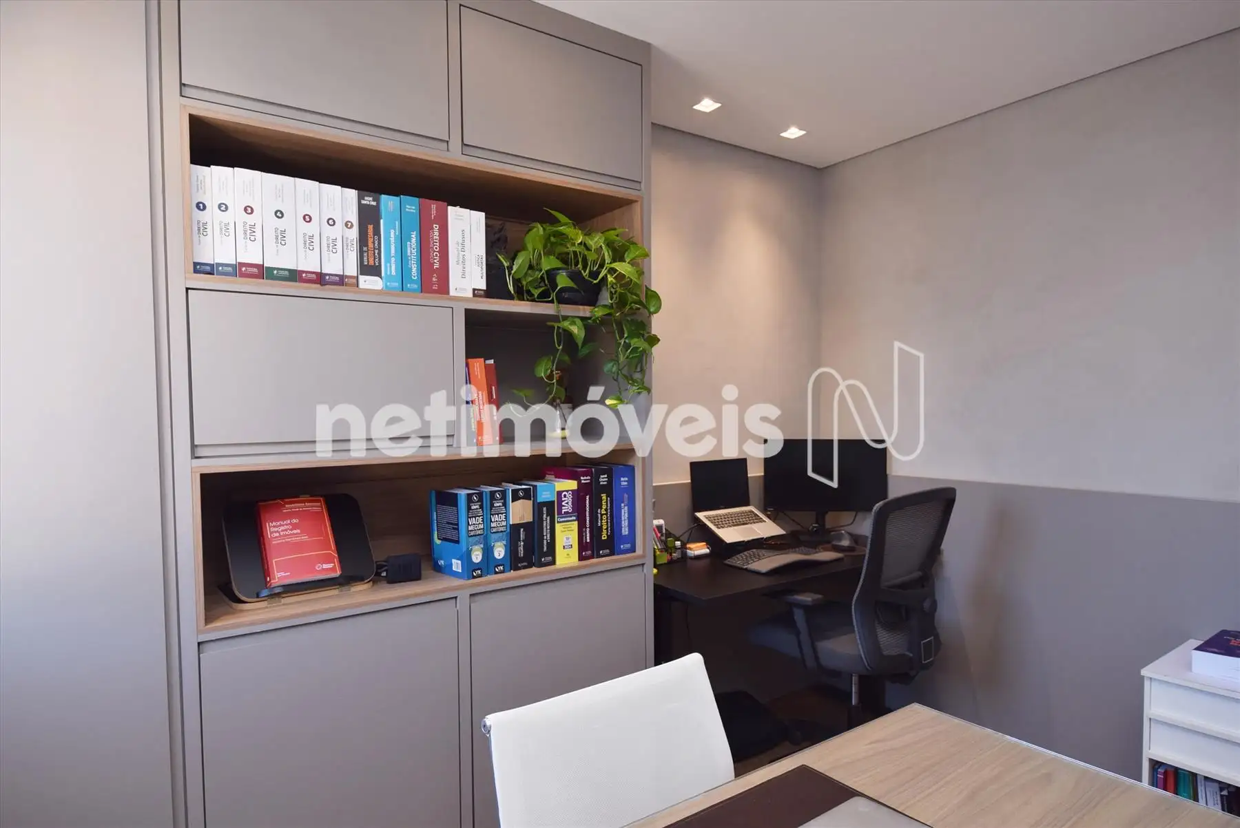 Quarto 02: escritório com armário