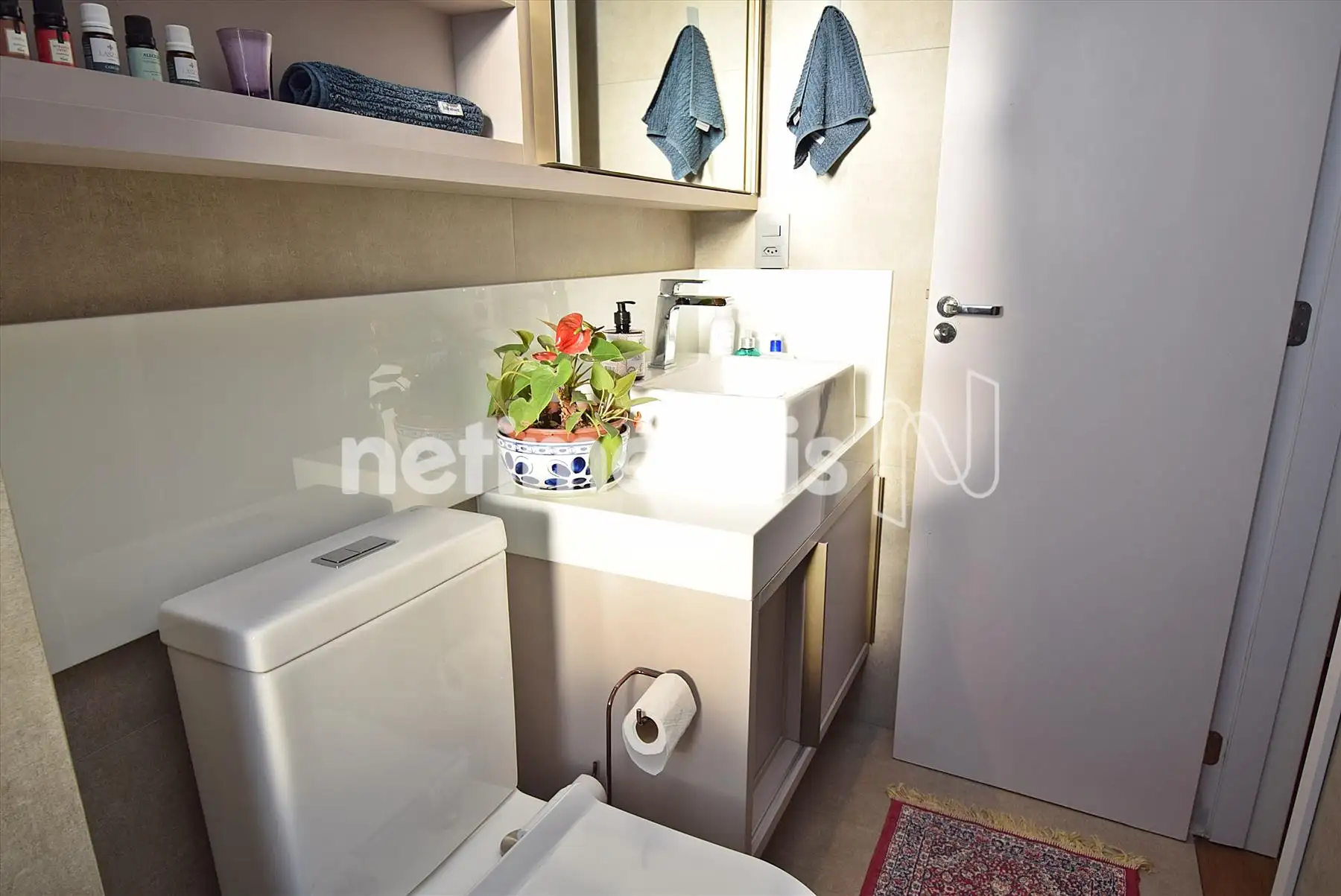 Banheiro suíte com armário e box blindex