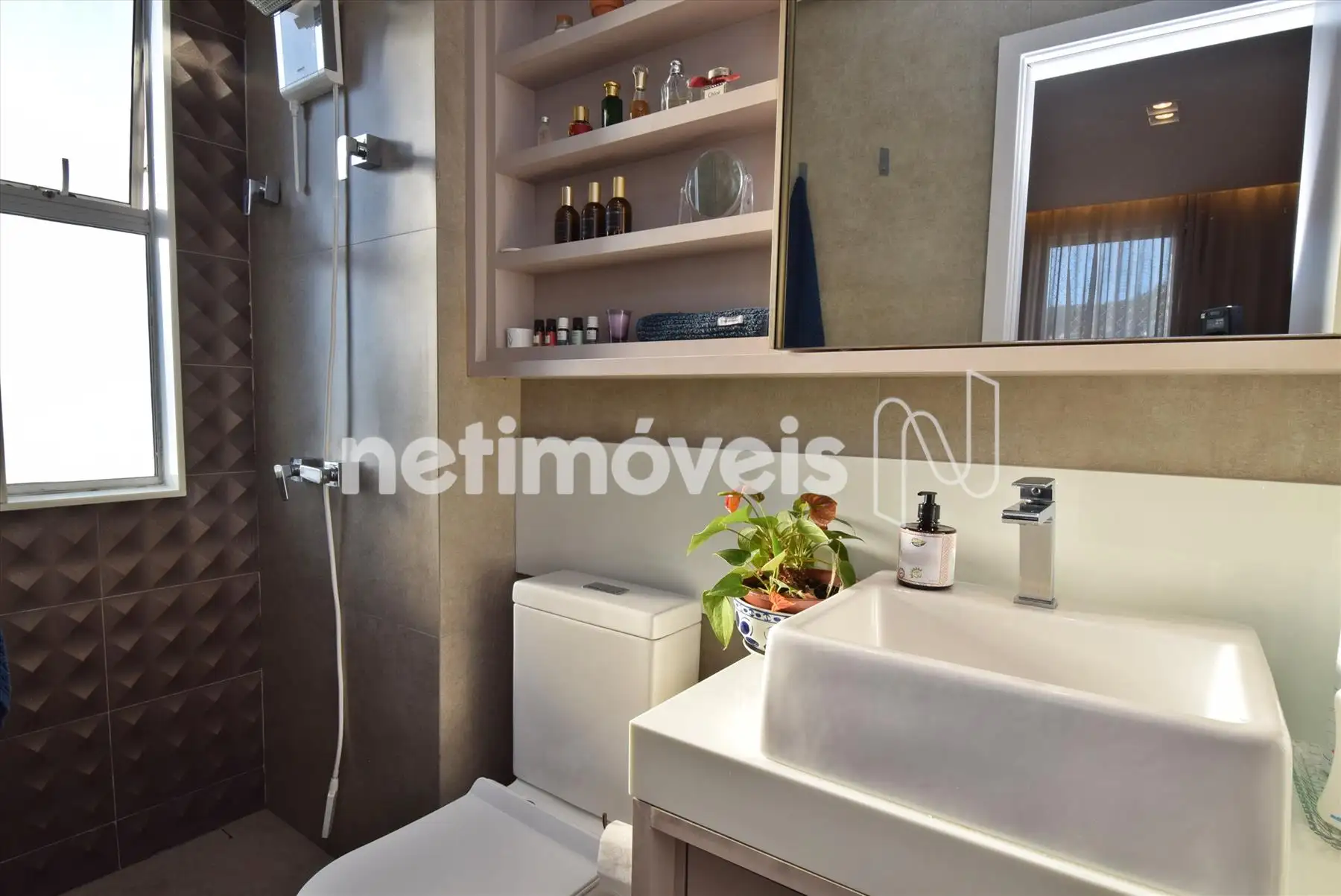 Banheiro suíte com armário e box blindex