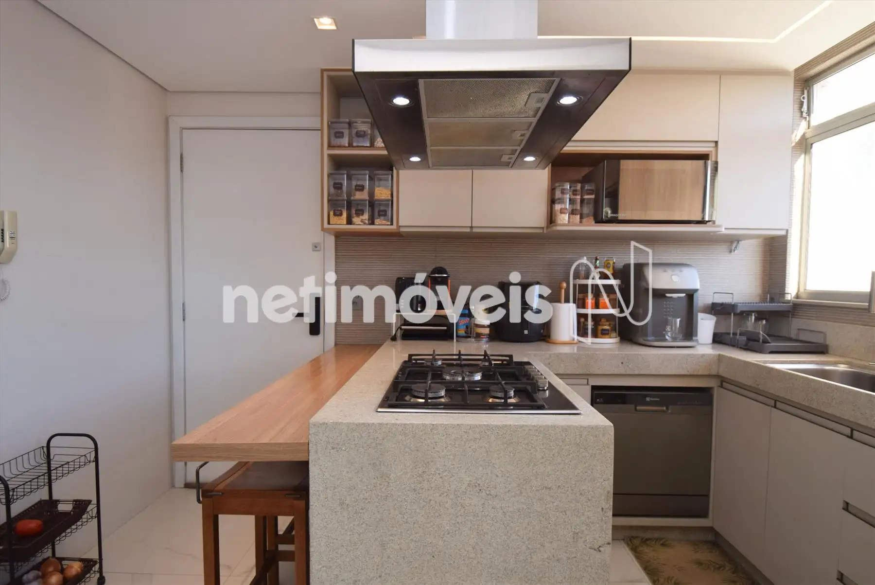 Cozinha com armários planejados