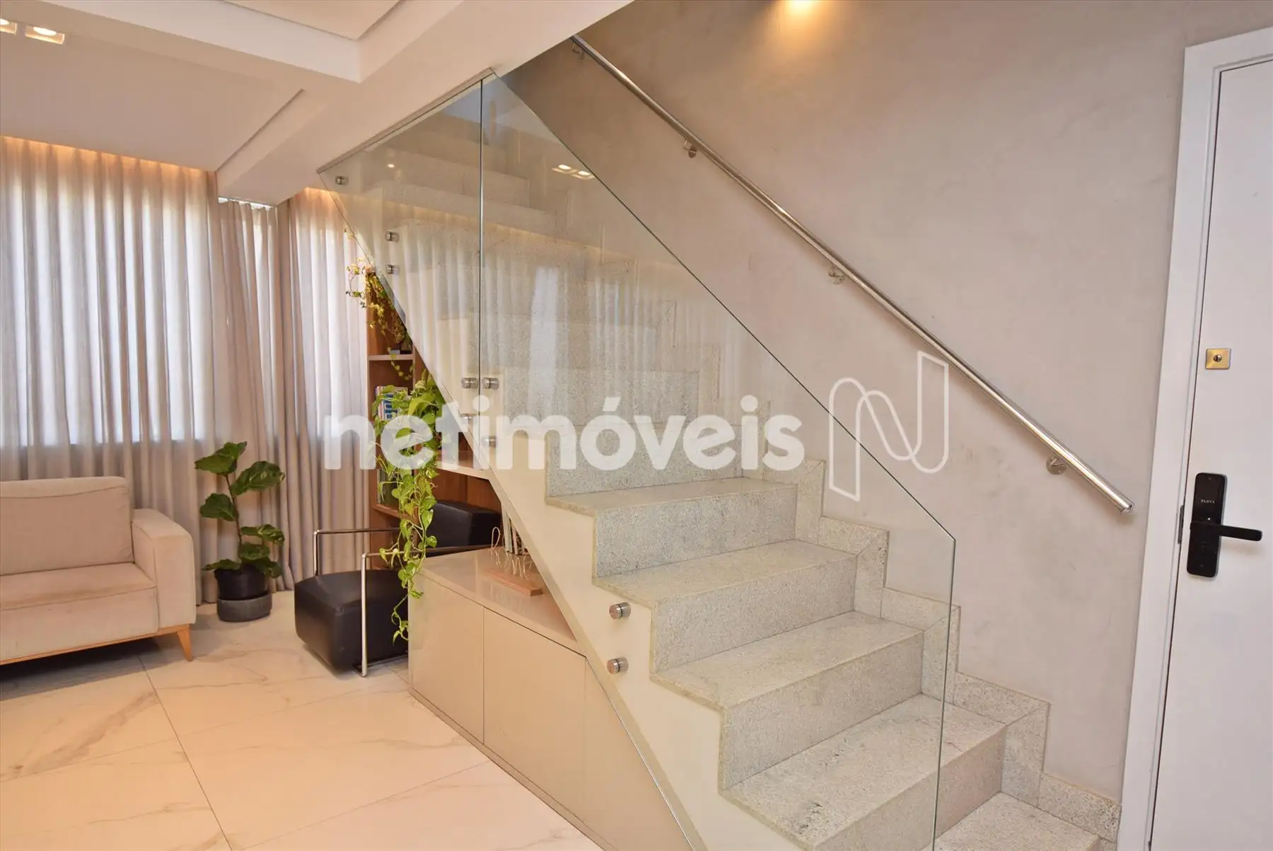 Escada de acesso ao 2º pavimento