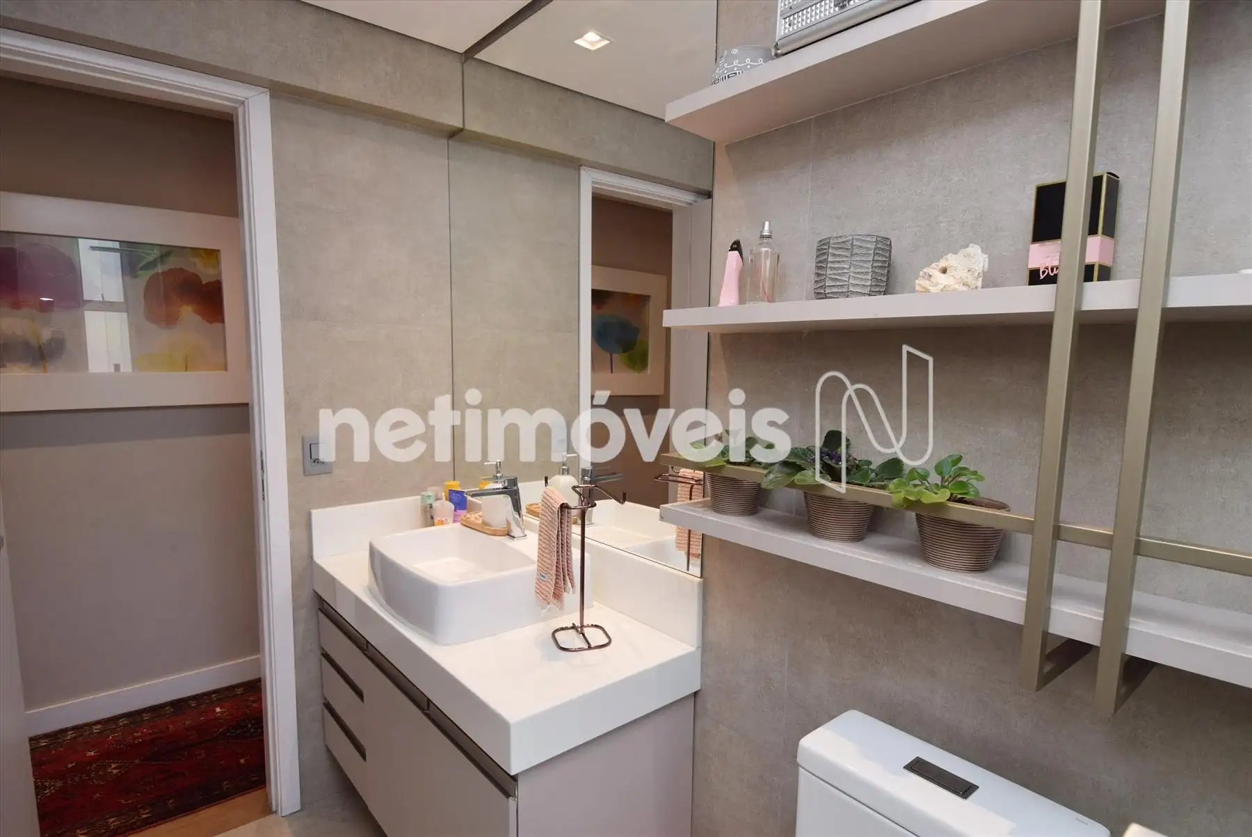 Banheiro social com armário e box blindex