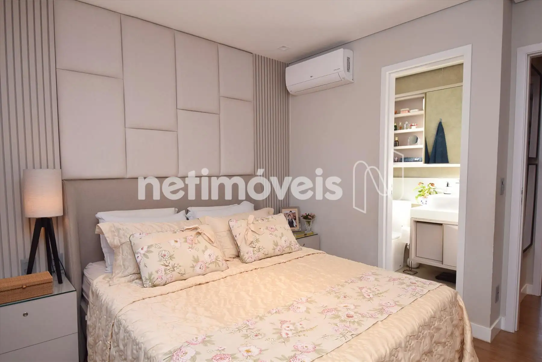 Quarto 1 com suíte, armário e ar condicionado
