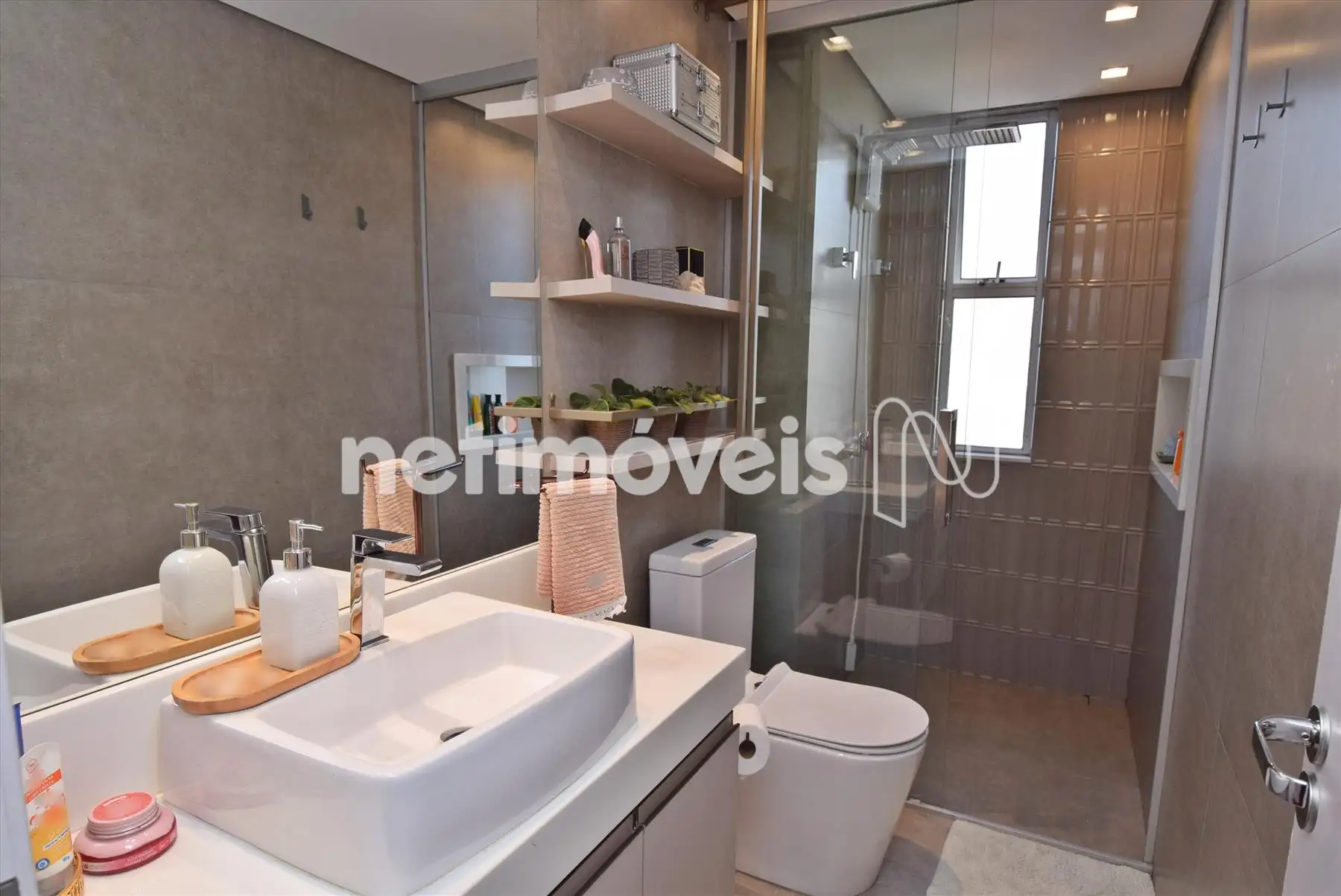 Banheiro social com armário e box blindex