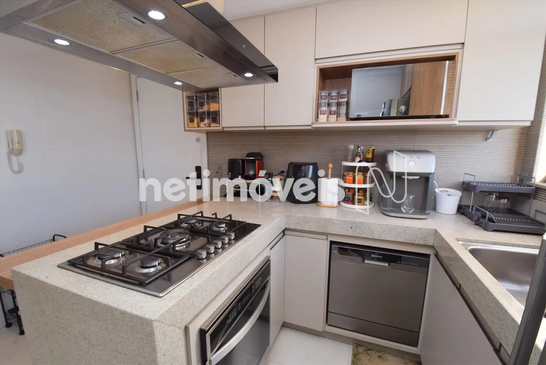 Cozinha com armários planejados