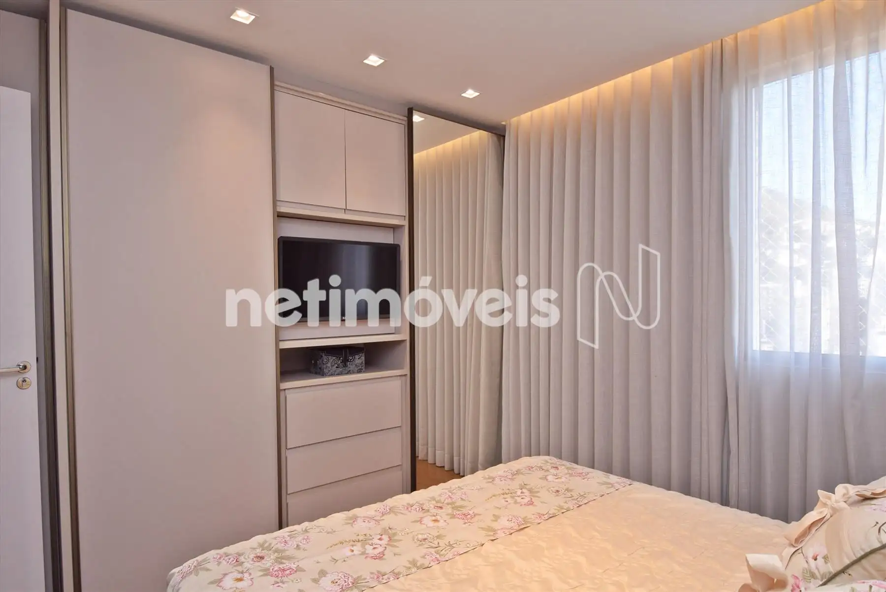 Quarto 01 com suítee armário