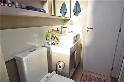 Banheiro suíte com armário e box blindex