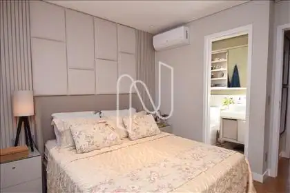 Quarto 1 com suíte, armário e ar condicionado