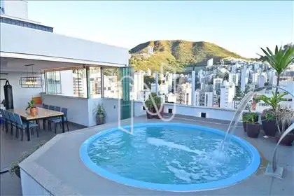 Piscina com cascata