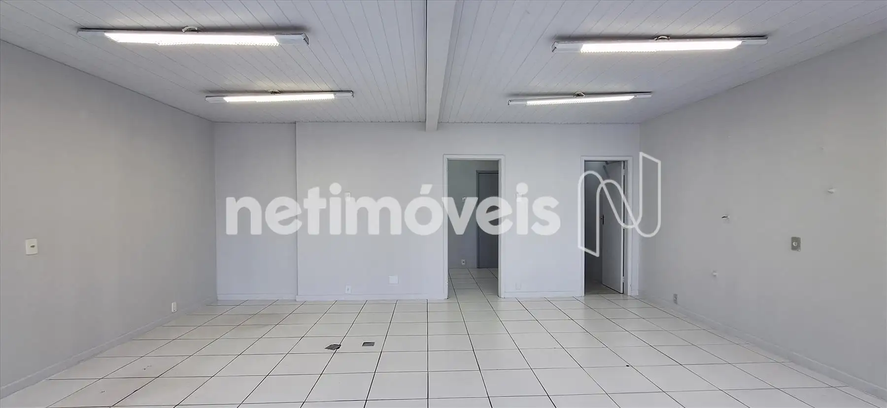 Sala ampla, ventilada e iluminada 