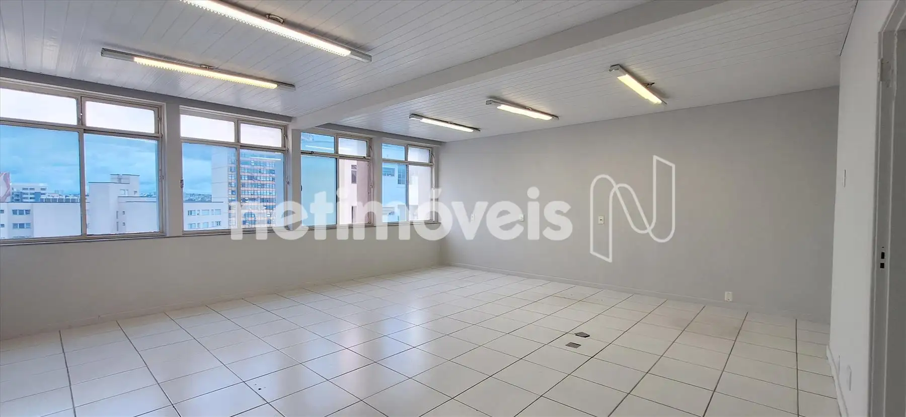 Sala ampla, ventilada e iluminada 