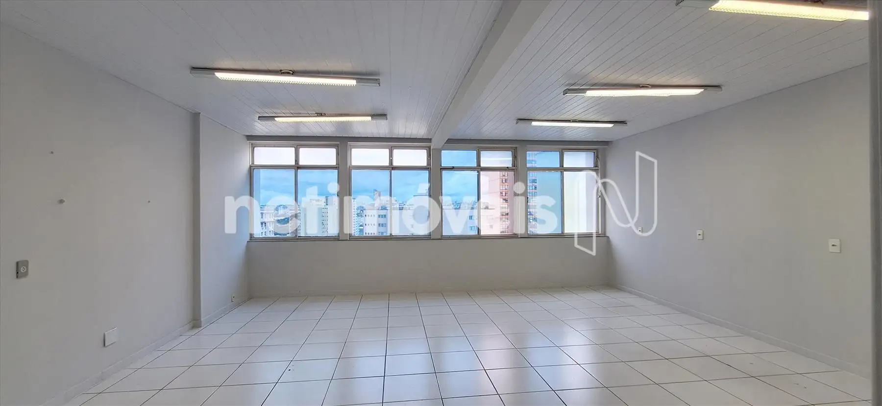 Sala ampla, ventilada e iluminada 