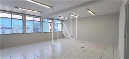 Sala ampla, ventilada e iluminada  