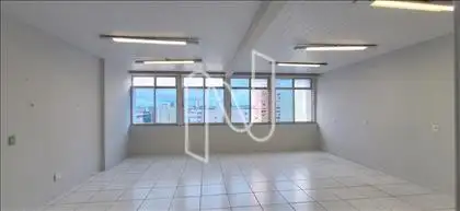 Sala ampla, ventilada e iluminada  