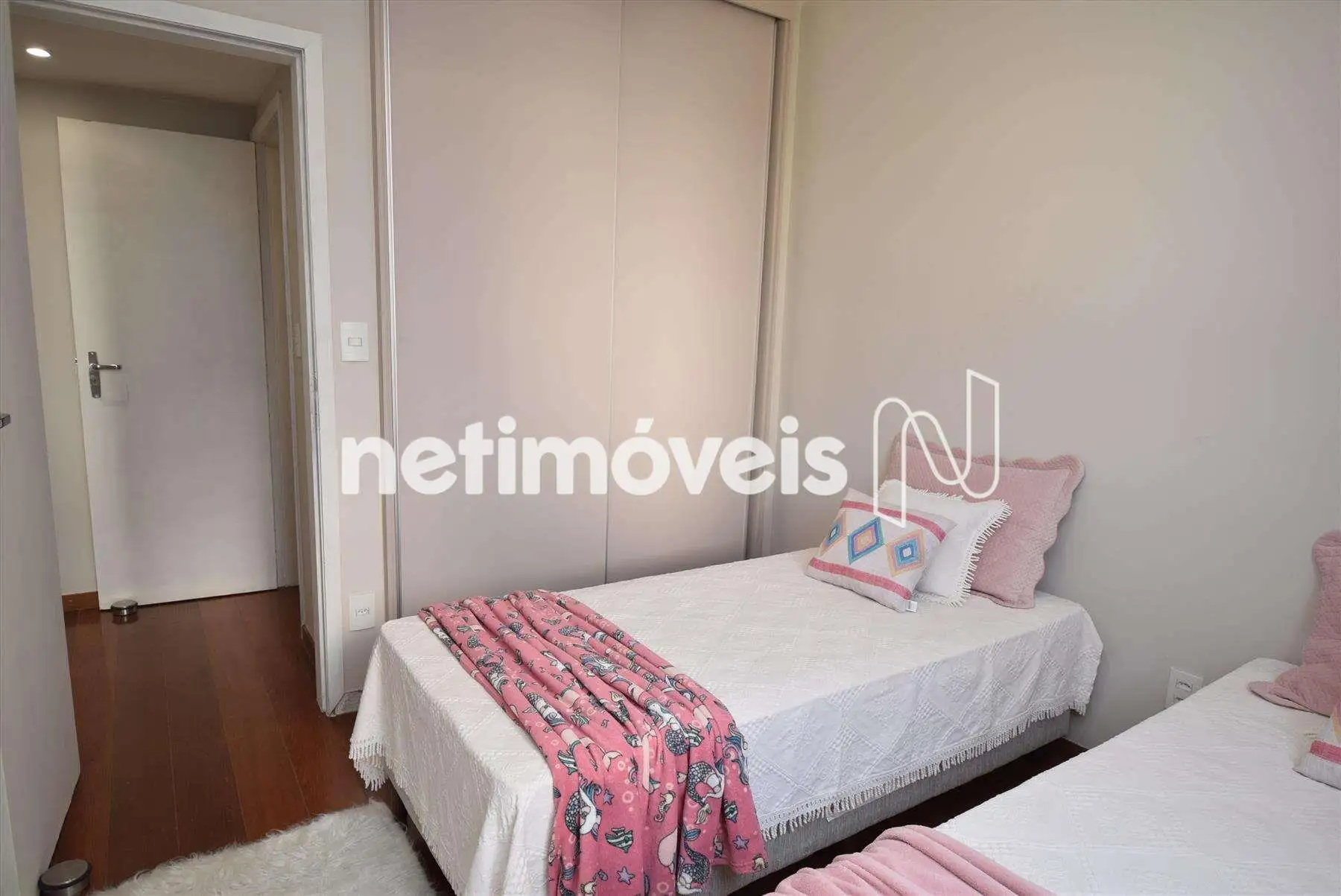 Quarto 02 com armário