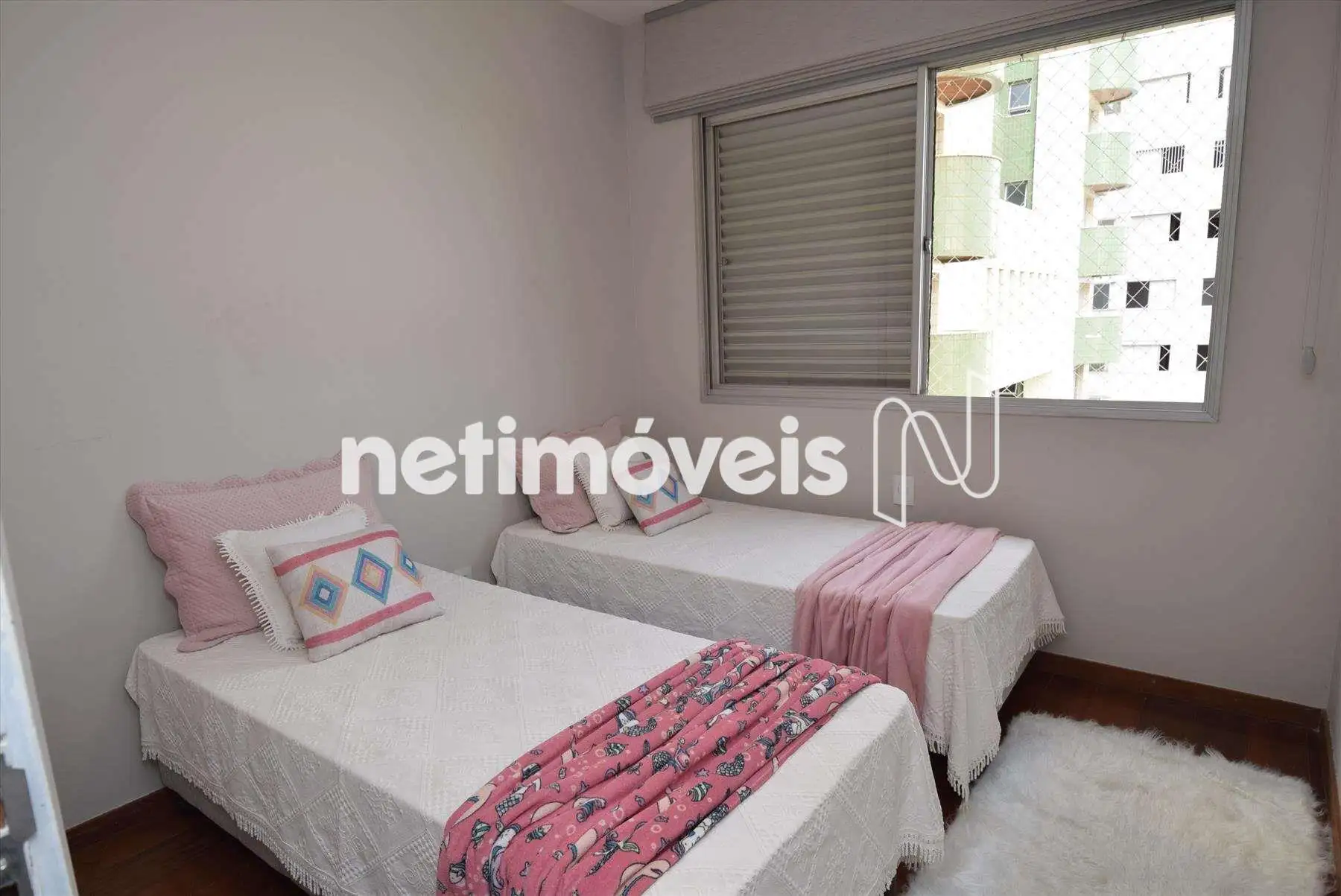 Quarto 02 com armário