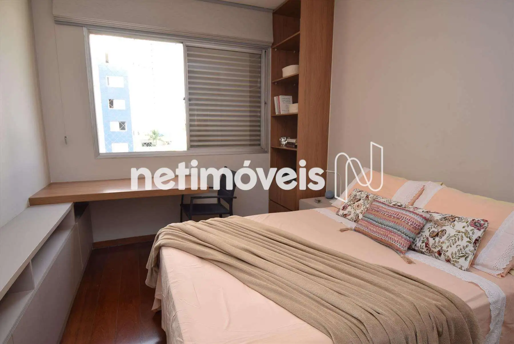 Quarto 03 com armário
