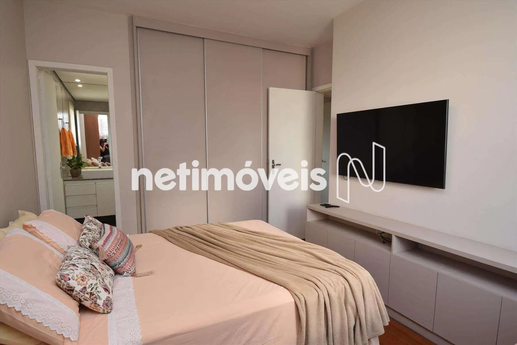 Quarto 03 com armário