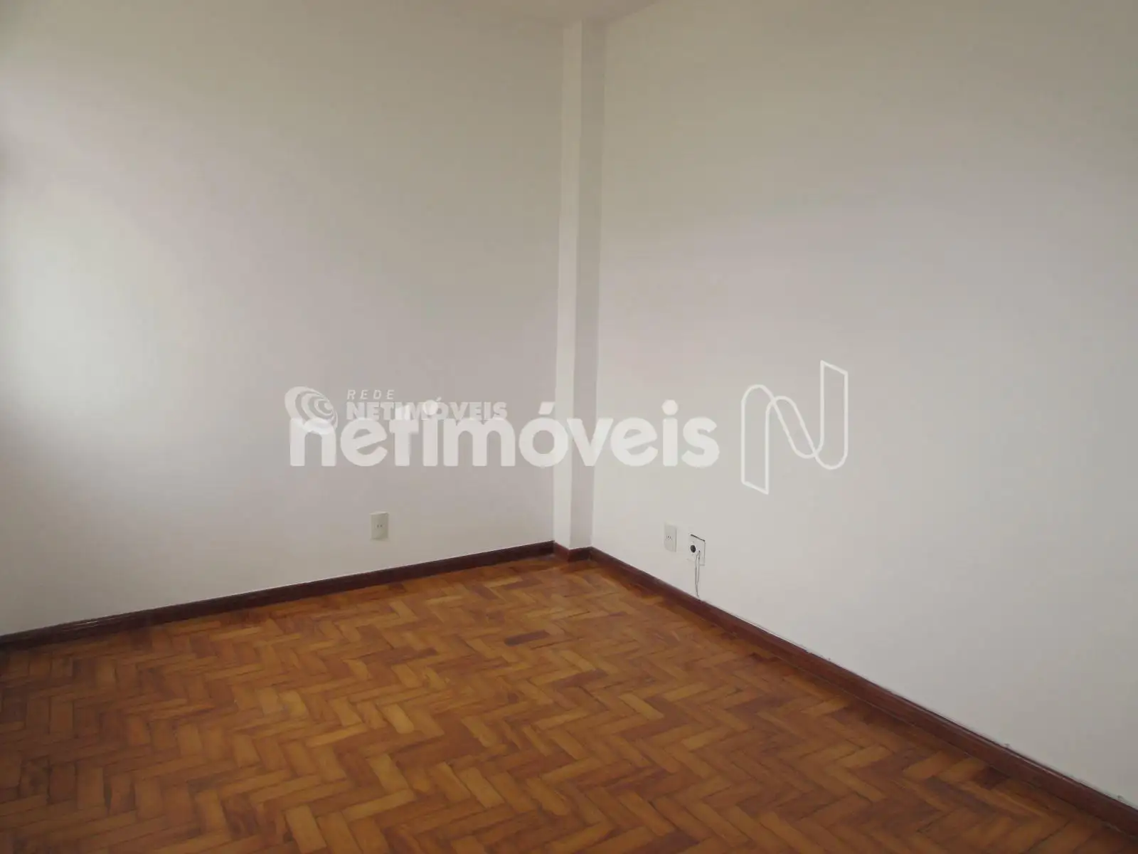 Quarto 1 com armário