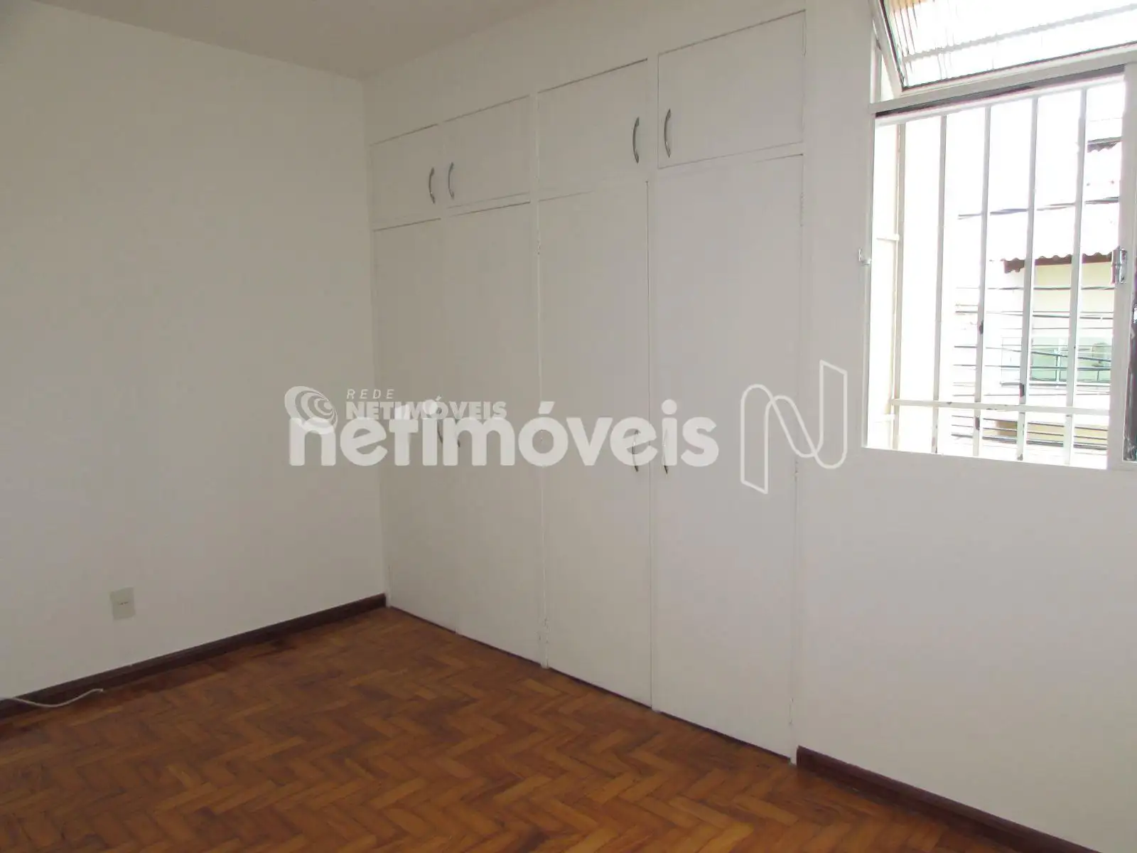 Quarto 1 com armário