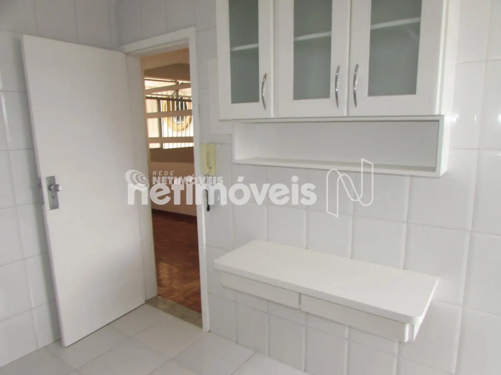 Cozinha com armários 