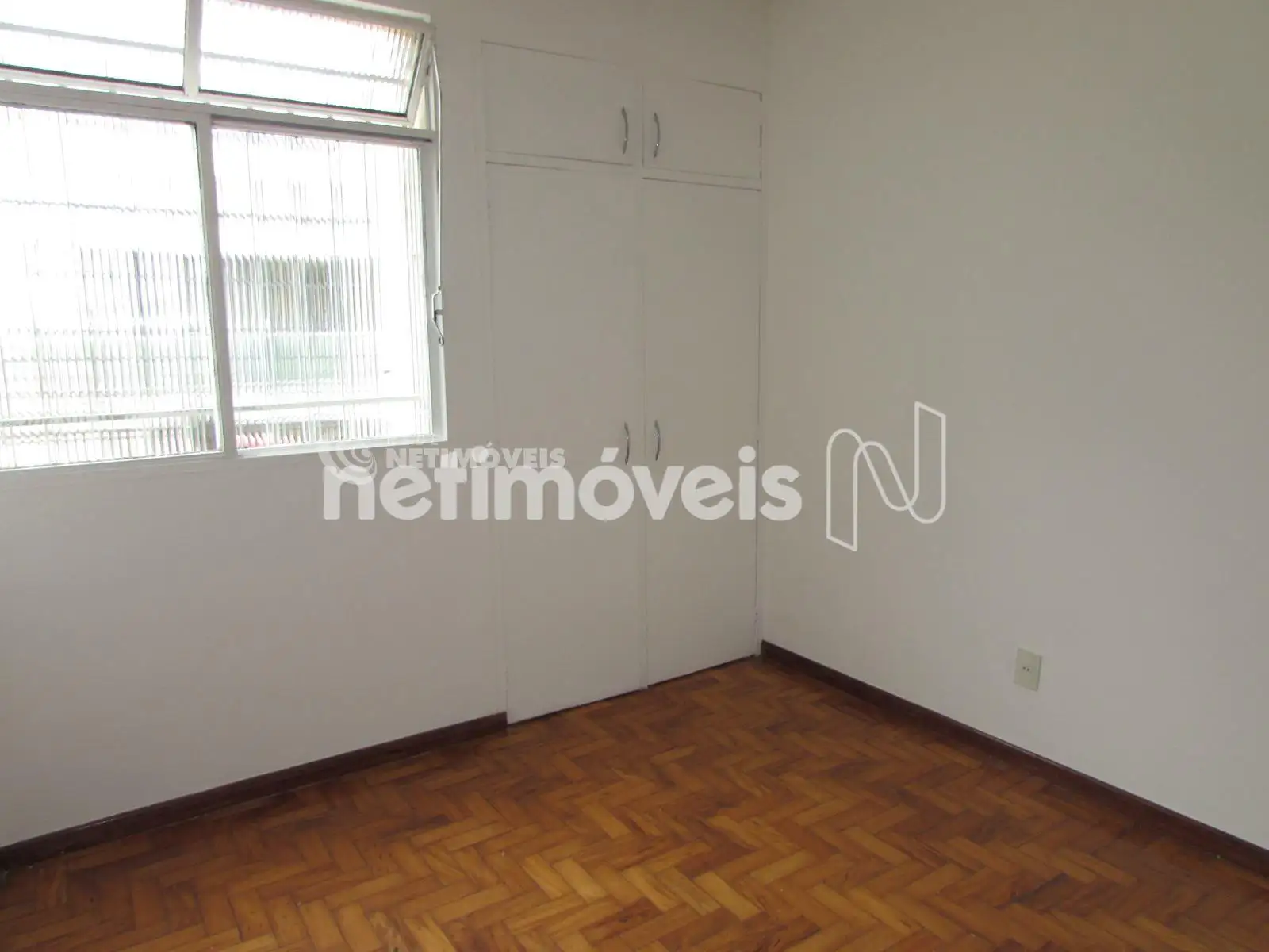 Quarto 2 com armários