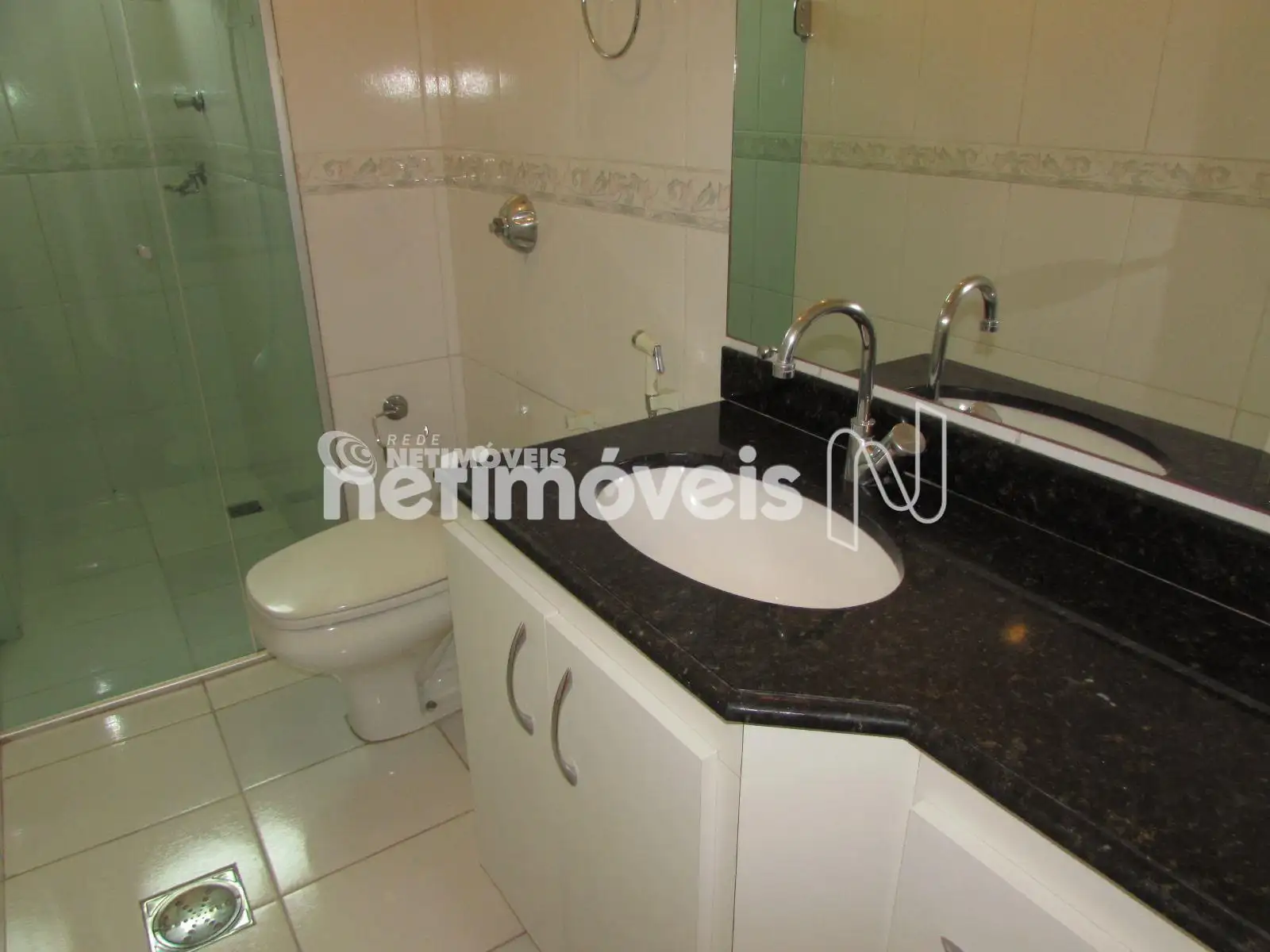 Banheiro social com box blindex e armário