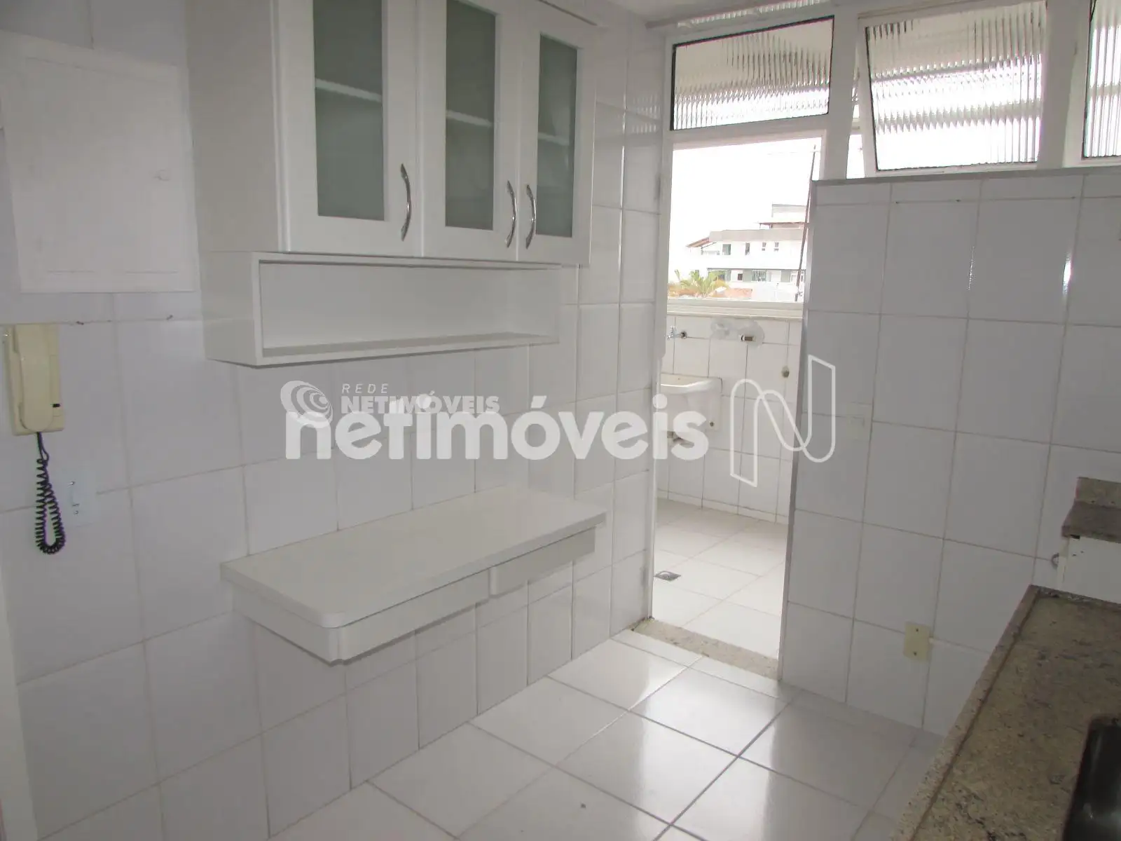 Cozinha com armários 