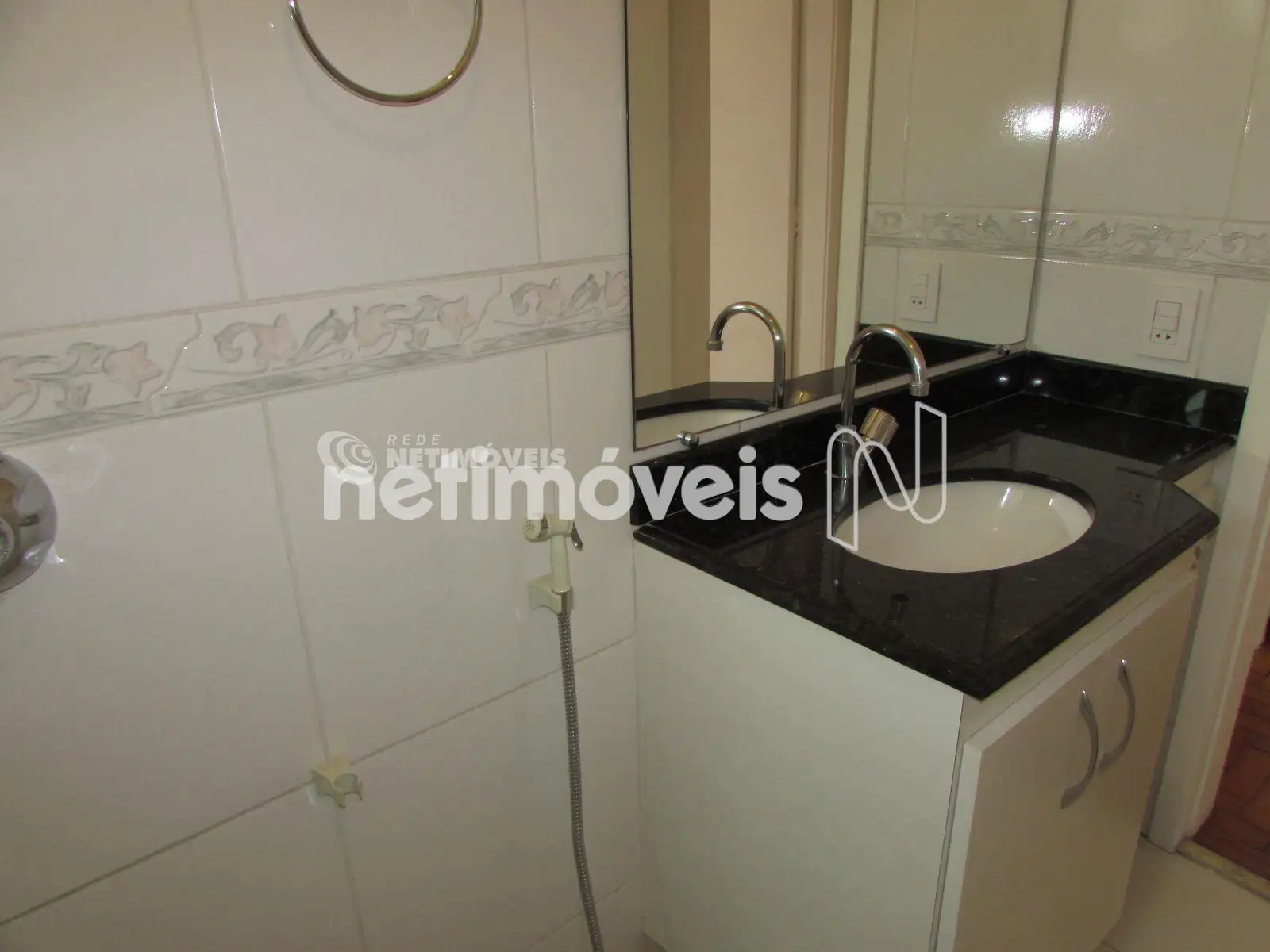 Banheiro social com box blindex e armário