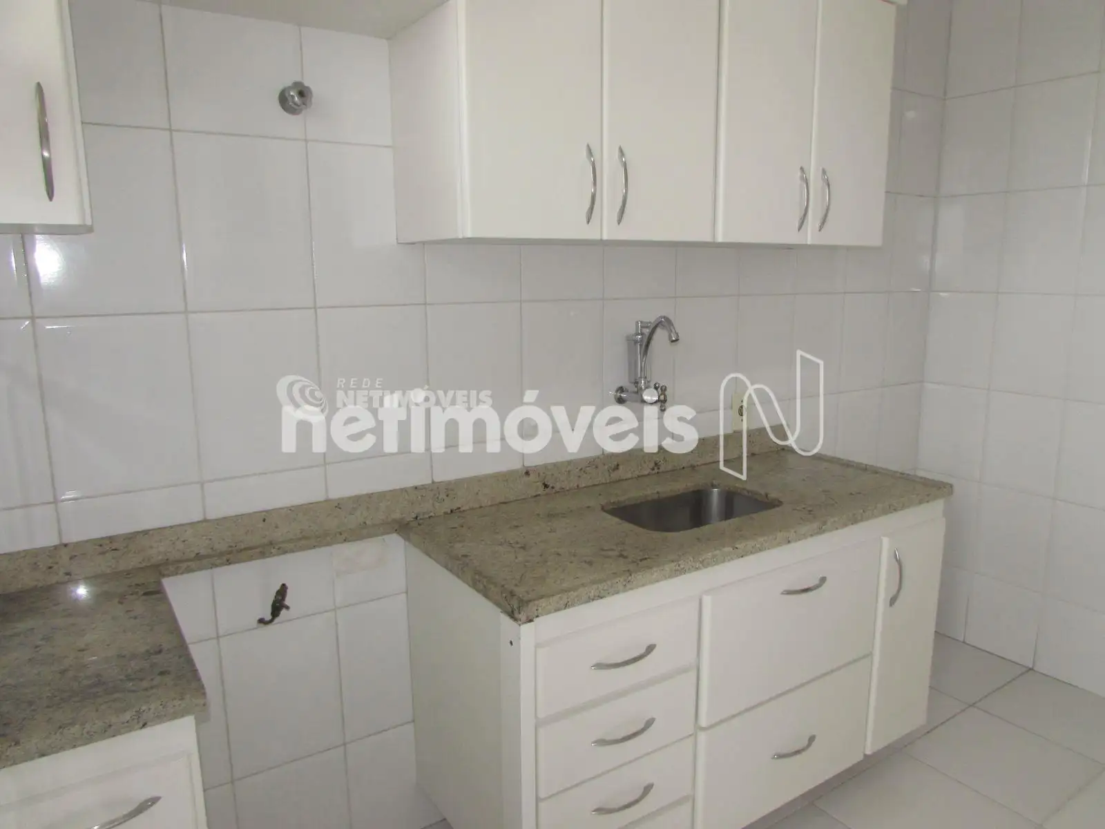 Cozinha com armários 