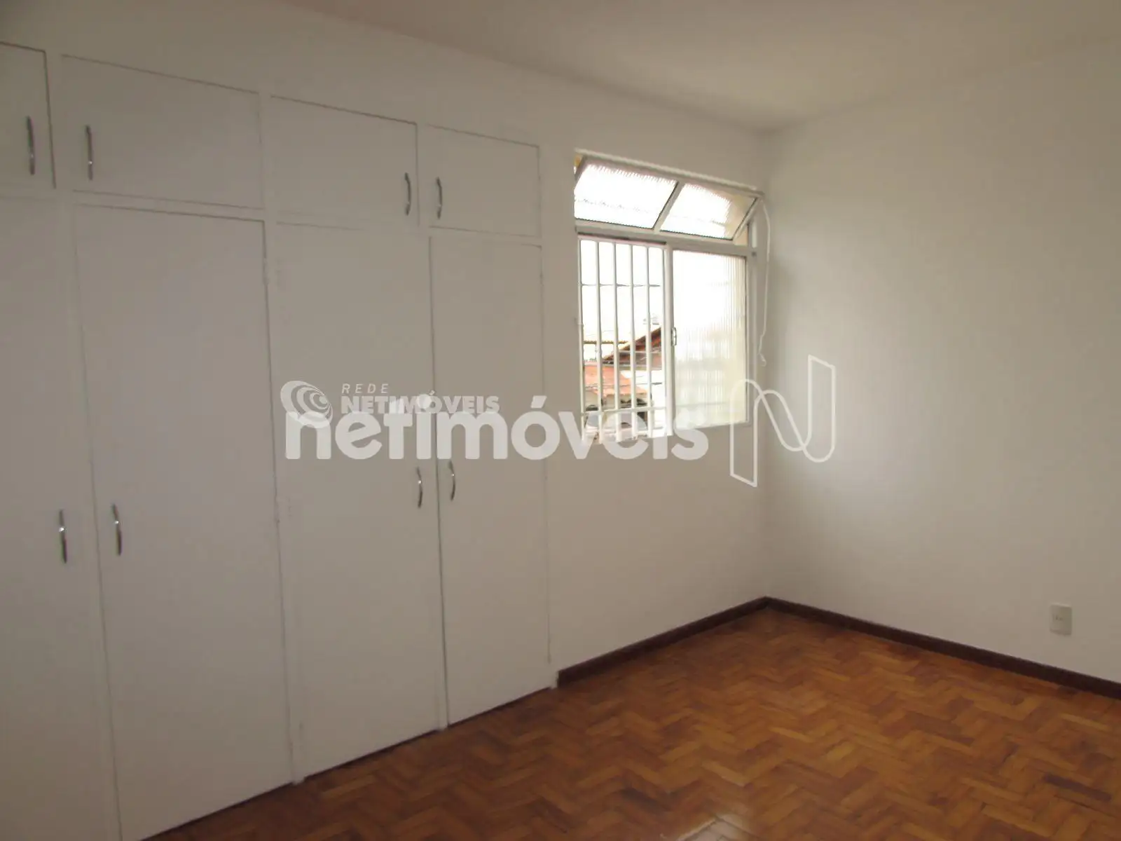 Quarto 1 com armário