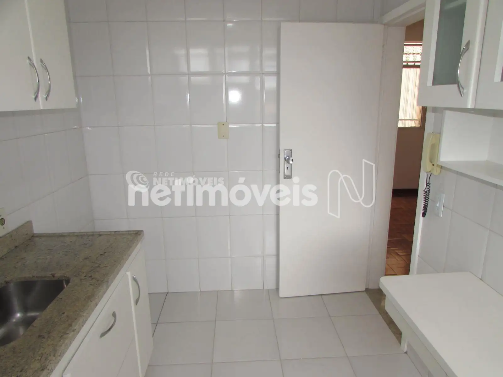 Cozinha com armários 