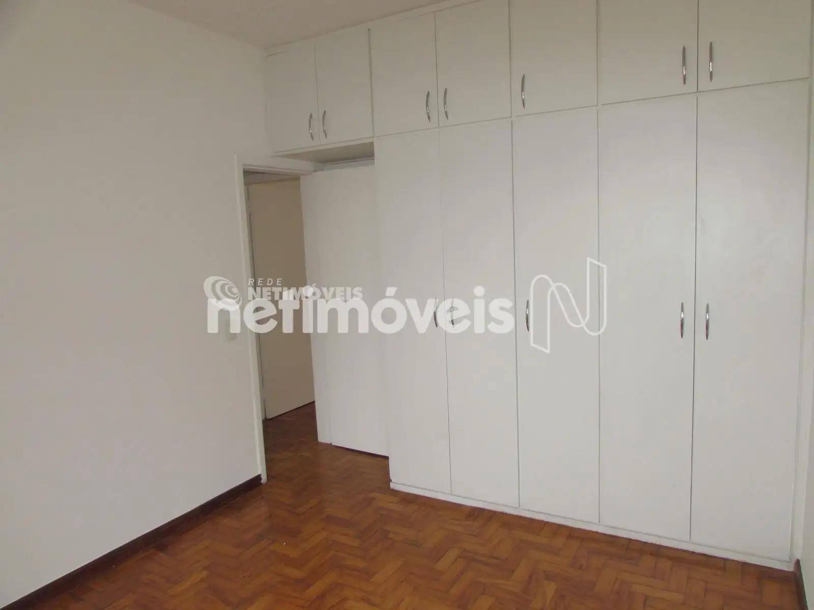 Quarto 2 com armários