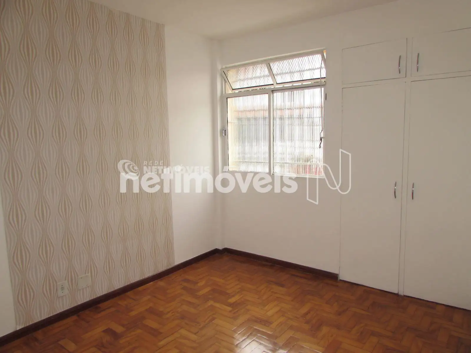 Quarto 2 com armários