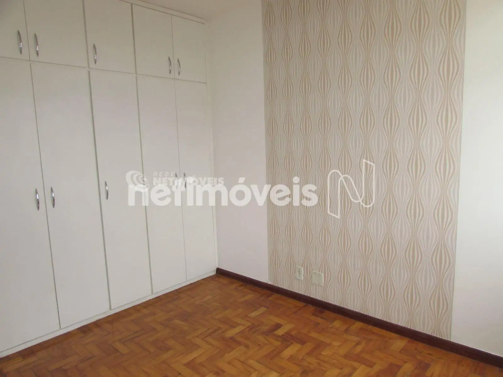 Quarto 2 com armários