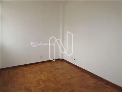 Quarto 1 com armário 