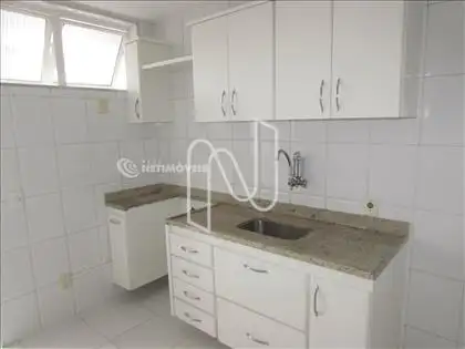 Cozinha com armários 