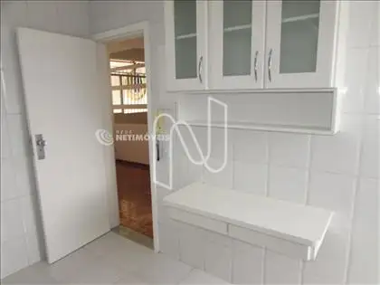 Cozinha com armários  