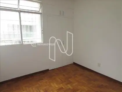 Quarto 2 com armários 