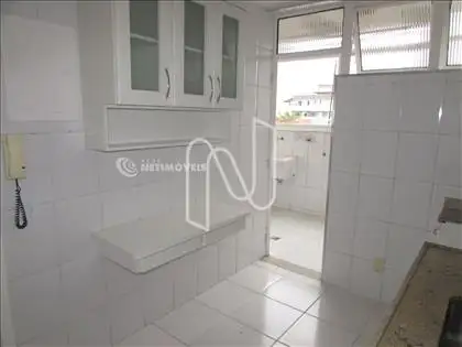 Cozinha com armários  
