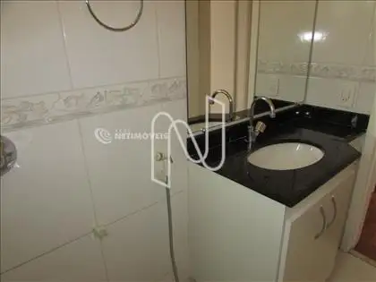 Banheiro social com box blindex e armário 