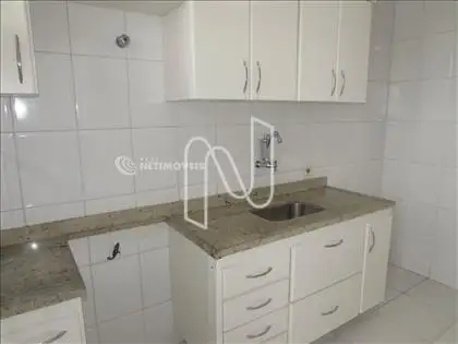 Cozinha com armários  