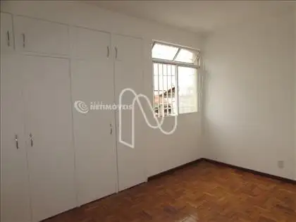 Quarto 1 com armário 