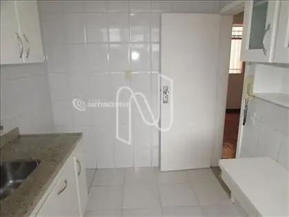 Cozinha com armários  