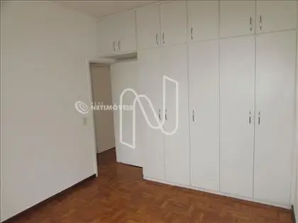 Quarto 2 com armários 