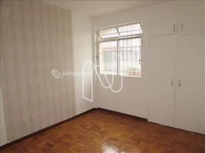 Quarto 2 com armários 